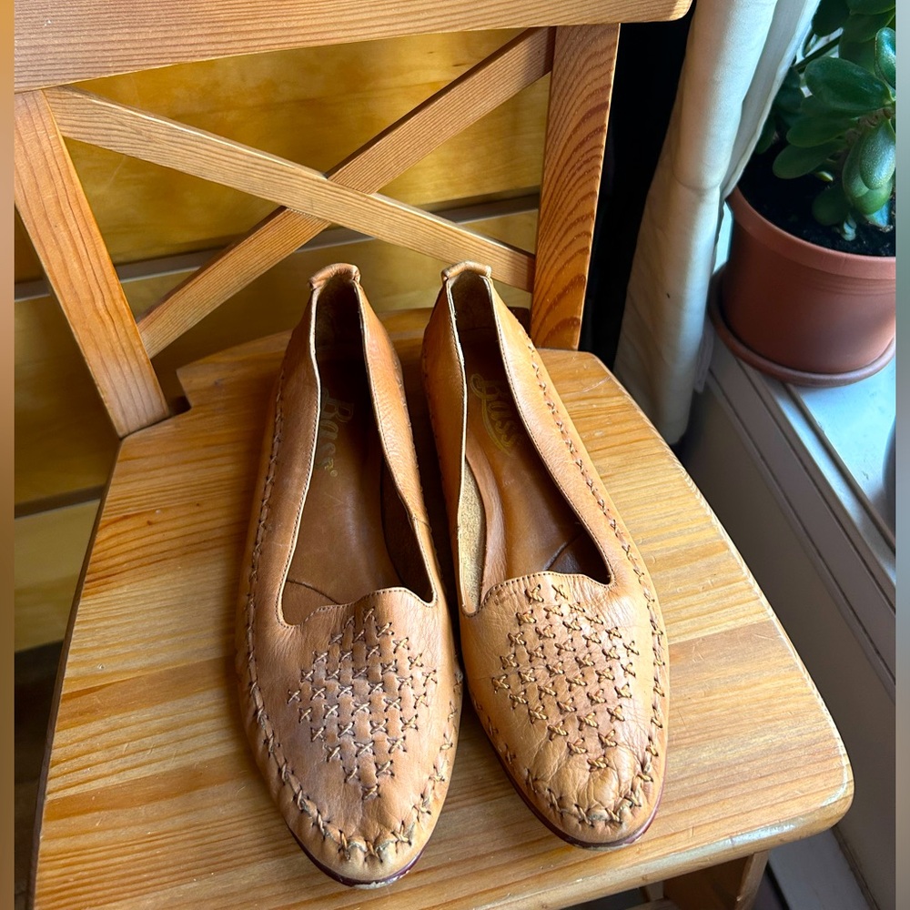 Vintage Flat Embroidered Leather Shoes - Caramel Tan Colour 🫶🏻
